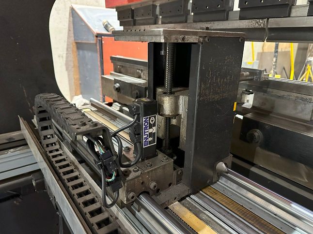 ENUTRON provides complete servo motor and amplifier retrofit solutions for all Amada press brake machinery. Update your backgauge with new electronics!