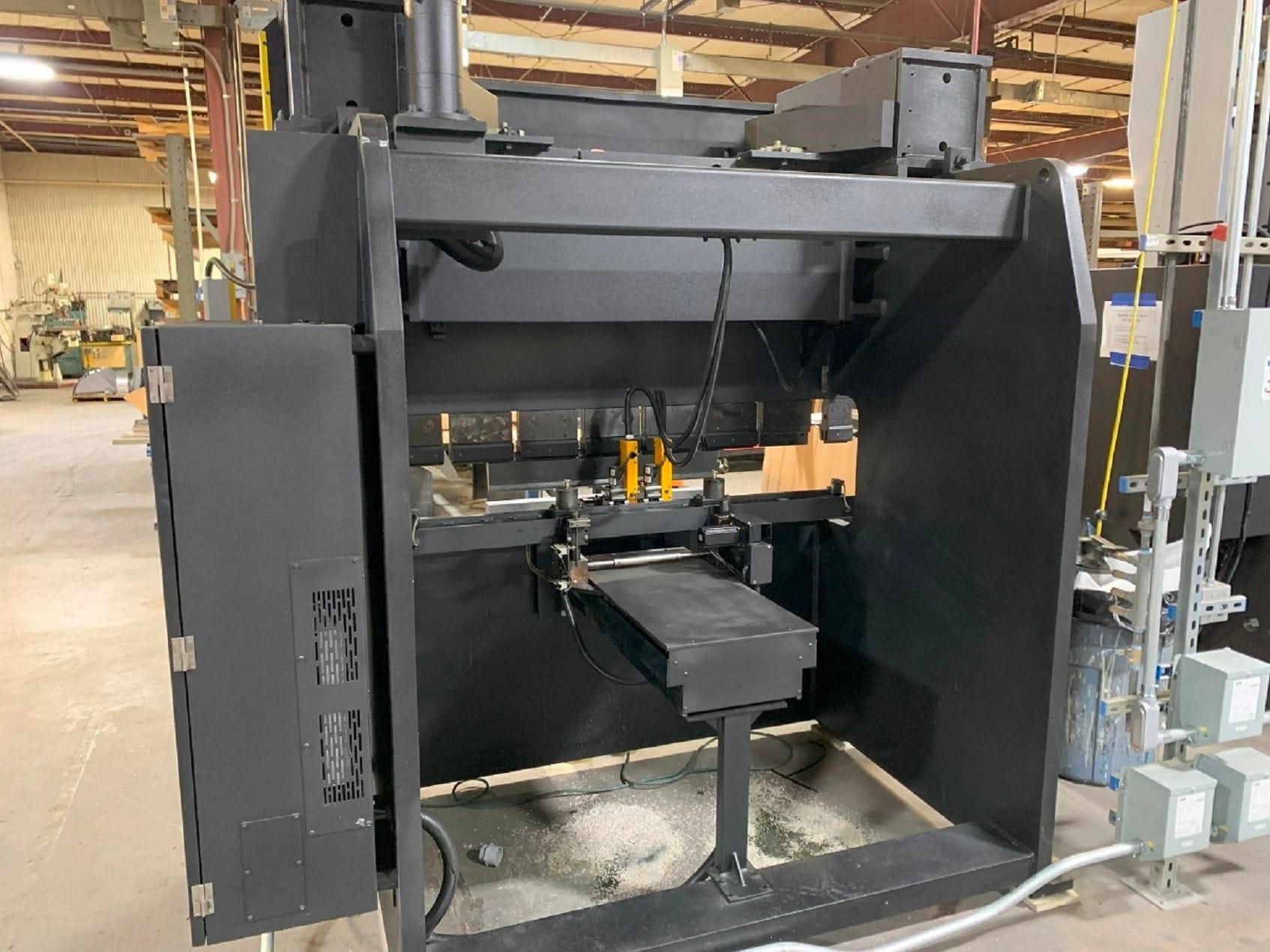 ENUTRON has provided developed retrofit control and retrofit motor solutions for all Toyokoki press brakes. Control retrofits for Toyokoki APB and HYB models.