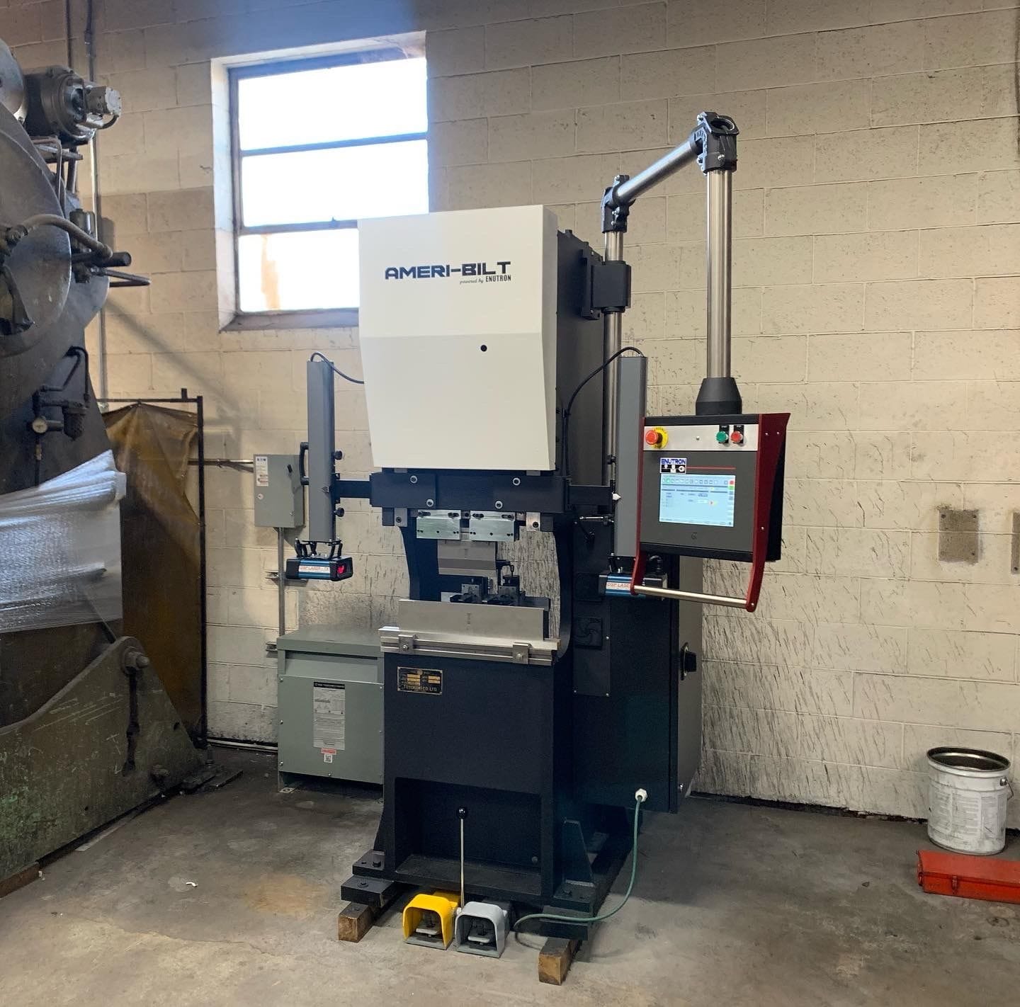 Enu630T control retrofit on Toyokoki APB-284 electric press brake. Included are servo motor retrofit and updated electrical cabinet per OEM standards.